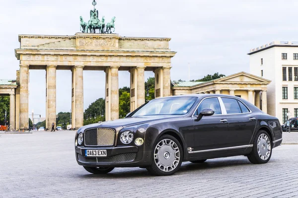 BERLÍN - 17 DE AGOSTO DE 2014: Bentley Mulsanne en el evento de pruebas para periodistas de automoción. Bentley Mulsanne funciona con 6.75 litros V8 de doble turbo, que produce 512 CV de potencia . — Foto de Stock