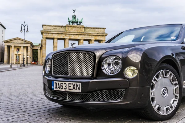 Berlin - 17 Ağustos 2014: Bentley Mulsanne otomotiv gazetecileri için test sürücü Event'de. Bentley Mulsanne 6.75 litre V8 Çift Kişilik-512 hp güç üreten turbo tarafından desteklenmektedir.