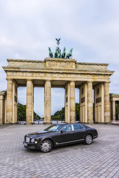 Berlin - 17 Ağustos 2014: Bentley Mulsanne otomotiv gazetecileri için test sürücü Event'de. Bentley Mulsanne 6.75 litre V8 Çift Kişilik-512 hp güç üreten turbo tarafından desteklenmektedir.