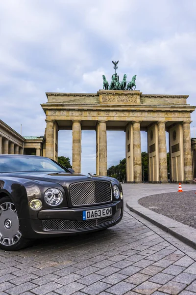 Berlin - 17 Ağustos 2014: Bentley Mulsanne otomotiv gazetecileri için test sürücü Event'de. Bentley Mulsanne 6.75 litre V8 Çift Kişilik-512 hp güç üreten turbo tarafından desteklenmektedir.