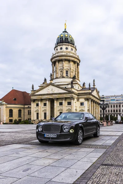 Berlin - 17 Ağustos 2014: Bentley Mulsanne otomotiv gazetecileri için test sürücü Event'de. Bentley Mulsanne 6.75 litre V8 Çift Kişilik-512 hp güç üreten turbo tarafından desteklenmektedir.