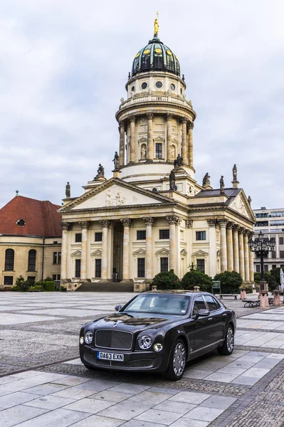 Berlin - 17 Ağustos 2014: Bentley Mulsanne otomotiv gazetecileri için test sürücü Event'de. Bentley Mulsanne 6.75 litre V8 Çift Kişilik-512 hp güç üreten turbo tarafından desteklenmektedir.