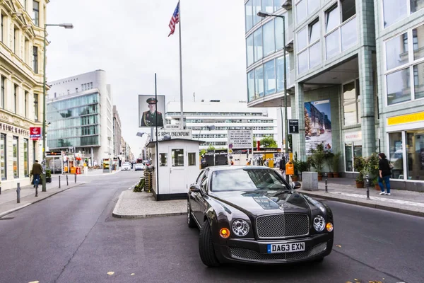 Berlin - 17 Ağustos 2014: Bentley Mulsanne otomotiv gazetecileri için test sürücü Event'de. Bentley Mulsanne 6.75 litre V8 Çift Kişilik-512 hp güç üreten turbo tarafından desteklenmektedir. — Stok fotoğraf