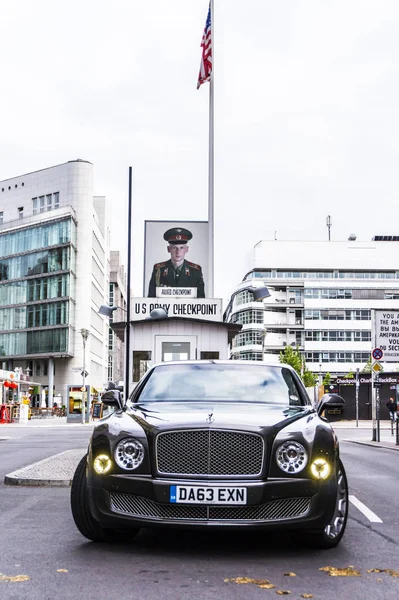 Berlin - 17 Ağustos 2014: Bentley Mulsanne otomotiv gazetecileri için test sürücü Event'de. Bentley Mulsanne 6.75 litre V8 Çift Kişilik-512 hp güç üreten turbo tarafından desteklenmektedir.