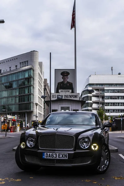 Berlin - 17 Ağustos 2014: Bentley Mulsanne otomotiv gazetecileri için test sürücü Event'de. Bentley Mulsanne 6.75 litre V8 Çift Kişilik-512 hp güç üreten turbo tarafından desteklenmektedir.