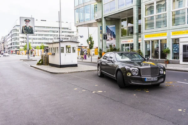 Berlin - 17. august 2014: bentley mulsanne beim test drive event für automobiljournalisten. Angetrieben wird der bentley mulsanne von einem 6,75 Liter großen V8-Biturbo, der 512 PS leistet. — Stockfoto