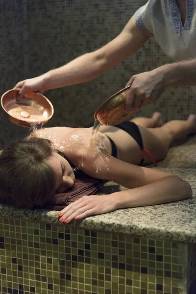 Giovane donna massaggio in hammam o bagno turco . — Foto Stock