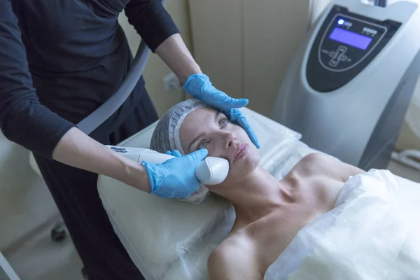 Bella donna nel salone di bellezza professionale durante la procedura di ringiovanimento della foto — Foto Stock