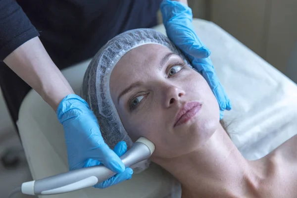 Bella donna nel salone di bellezza professionale durante la procedura di ringiovanimento della foto — Foto Stock