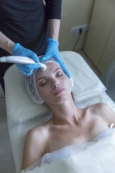 Bella donna nel salone di bellezza professionale durante la procedura di ringiovanimento della foto — Foto Stock