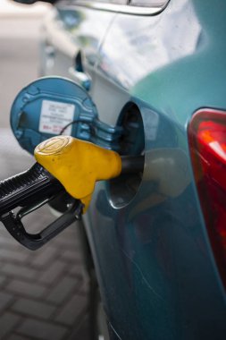 dizel veya benzinli bir dolum istasyonu ile aracın yakıt tankı