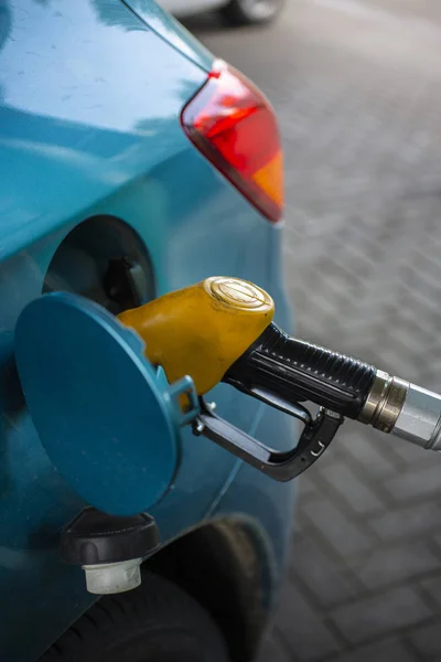 用柴油或汽油在加油站加油车油箱 — 图库照片