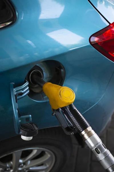 Repostar el tanque de combustible de la máquina con diesel o gasolina en una estación de servicio — Foto de Stock