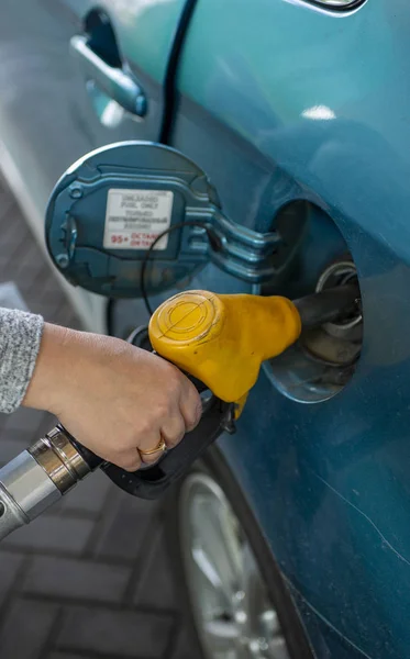 Repostaje manual del depósito de combustible de la máquina con diesel o gasolina en una estación de servicio — Foto de Stock