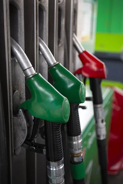 Relleno de coche diesel en la gasolinera — Foto de Stock
