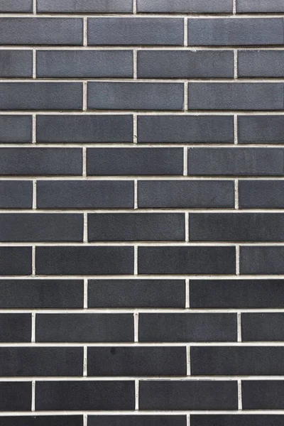 Beyaz taş siyah tuğla duvar desen doku arka plan dikey atış dikişleri