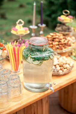 Çikolata ve düğün pastası. Tablo tatlılar, kek, şeker, tatlı büfesi.