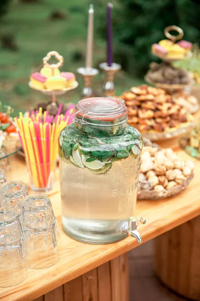 Çikolata ve düğün pastası. Tablo tatlılar, kek, şeker, tatlı büfesi.