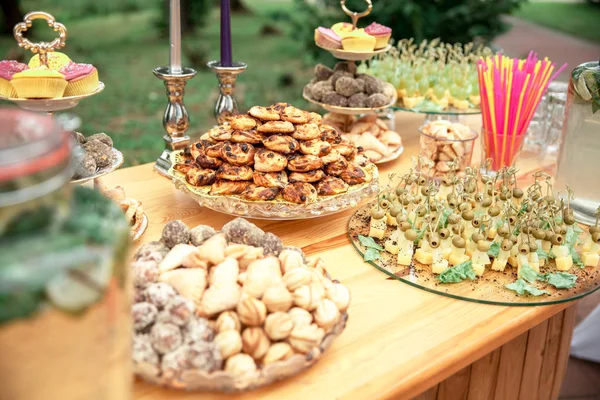 Çikolata ve düğün pastası. Tablo tatlılar, kek, şeker, tatlı büfesi.