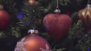 Noel ve yeni yıl kırmızı dekorasyon. Soyut Bokeh tatil arka plan bulanık. Garland yanıp sönüyor. Pırıltı Noel ağacı ışıkları.