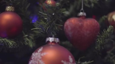 Garland yanıp sönen Noel ağacı ve yeni yıl dekorasyon. Soyut Bokeh tatil arka plan bulanık. Pırıltı Noel ağacı ışıkları.