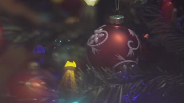 クリスマス ツリーのライトが瞬いています。クリスマスと正月飾り。抽象的には、ボケ休日背景がぼやけています。ガーランドを点滅. — ストック動画