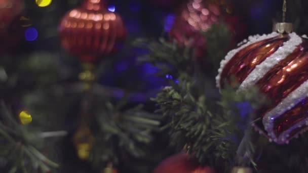 Natale e Capodanno Decorazione vacanza primo piano. Astratto sfondo Bokeh offuscata vacanza. Una ghirlanda sbattente. Luci dell'albero di Natale scintillante . — Video Stock