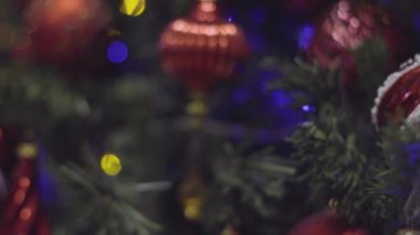Noel ve yeni yıl dekorasyon. Soyut Bokeh tatil arka plan bulanık. Garland yanıp sönüyor. Pırıltı Noel ağacı ışıkları.