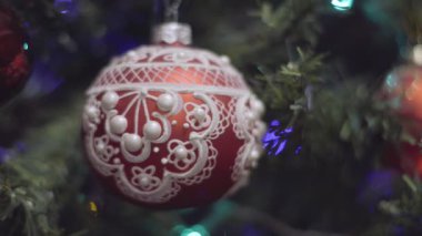 Garland ve Noel ve yeni yıl dekorasyon yanıp sönüyor. Soyut Bokeh tatil arka plan bulanık. Pırıltı Noel ağacı ışıkları.