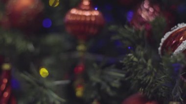 Atış Noel ve yeni yıl dekorasyon kadar kapatın. Soyut Bokeh tatil arka plan bulanık. Garland yanıp sönüyor. Pırıltı Noel ağacı ışıkları.