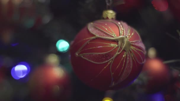 Rode en gouden Kerstmis en Nieuwjaar decoratie. Abstract vervaagd de achtergrond Bokeh vakantie. Knippert Garland. Christmas Tree Lights fonkelende. — Stockvideo