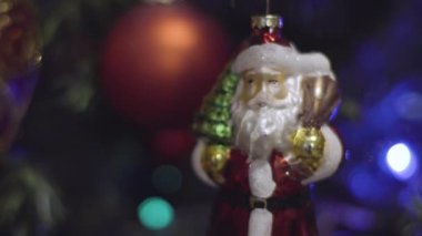 Santa Claus Noel ve yeni yıl dekorasyon. Soyut Bokeh tatil arka plan bulanık. Garland yanıp sönüyor. Pırıltı Noel ağacı ışıkları.