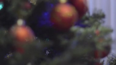 Noel ve yeni yıl dekorasyon odaklanarak. Soyut Bokeh tatil arka plan bulanık. Garland yanıp sönüyor. Pırıltı Noel ağacı ışıkları.