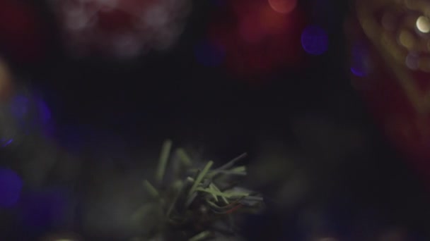 Dolly shot de Noël et Décoration du Nouvel An. Résumé Fond trouble de vacances de Bokeh. Clignotant Garland. Lumières d'arbre de Noël scintillement . — Video