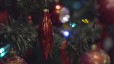 Noel oyuncak Icicle Noel ve yeni yıl dekorasyon. Soyut Bokeh tatil arka plan bulanık. Garland yanıp sönüyor. Pırıltı Noel ağacı ışıkları.