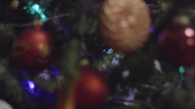 Noel ve yeni yıl dekorasyon kırmızı ve altın renkleri, dolly atış. Soyut Bokeh tatil arka plan bulanık. Garland yanıp sönüyor. Pırıltı Noel ağacı ışıkları.