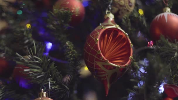 Kerstmis en Nieuwjaar decoratie. Abstracte wazig Bokeh rode en groene vakantie achtergrond. Knippert Garland. Christmas Tree Lights fonkelende. — Stockvideo