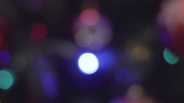 Noel ve yeni yıl dekorasyon dolly ateş üzerinde duruluyor. Soyut Bokeh tatil arka plan bulanık. Garland yanıp sönüyor. Pırıltı Noel ağacı ışıkları.