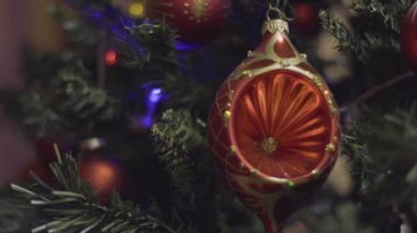 Zengin kırmızı ve altın Noel ve yeni yıl dekorasyon. Soyut Bokeh tatil arka plan bulanık. Garland yanıp sönüyor. Pırıltı Noel ağacı ışıkları.