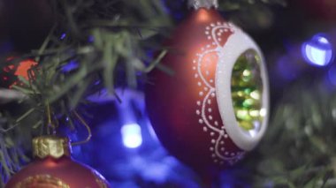 Noel ve yeni yıl dekorasyon ağaç üzerinde. Soyut Bokeh tatil arka plan bulanık. Garland yanıp sönüyor. Pırıltı Noel ağacı ışıkları.