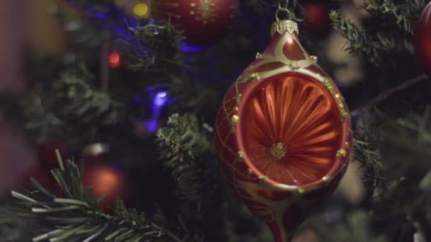 Reiche rot-goldene Weihnachts- und Neujahrsdekoration. abstrakte verschwommene Bokeh-Urlaubshintergrund. Blinkende Girlanden. Weihnachtsbaumbeleuchtung funkelt. — Stockvideo