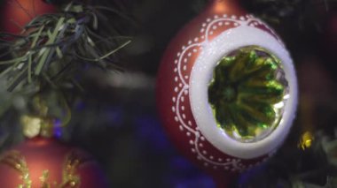 Noel ve yeni yıl dekorasyon. Garland yanıp sönüyor. Pırıltı Noel ağacı ışıkları.