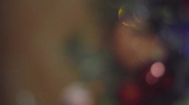Yeni yıl dekorasyon odaklanarak. Soyut Bokeh tatil arka plan bulanık. Garland yanıp sönüyor. Pırıltı Noel ağacı ışıkları.
