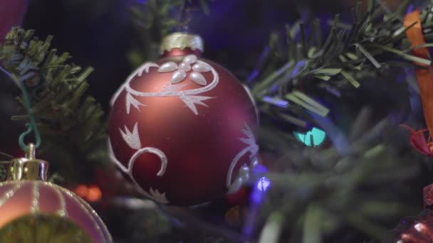 Χριστουγεννιάτικο δέντρο φώτα ριπή. Χριστούγεννα και το νέο έτος διακόσμηση. Αφηρημένο θολή φόντο διακοπές Bokeh. Αναβοσβήνει γιρλάντα. — Αρχείο Βίντεο