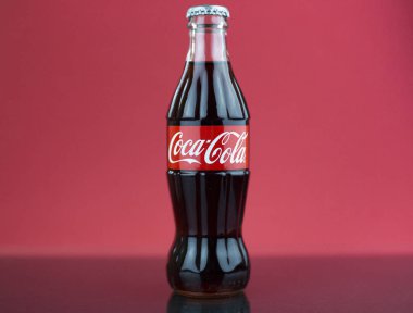 Atlanta, Georgia, Amerika Birleşik Devletleri - 22 Temmuz 2018: cam coca-cola kontur klasik şişeden ABD kırmızı zemin üzerine