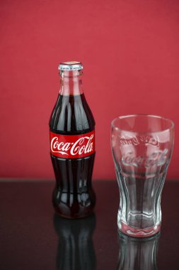 Atlanta, Georgia, Amerika Birleşik Devletleri - 22 Temmuz 2018: şeffaf cam ve coca-cola kontur klasik şişeden İngiltere kırmızı zemin üzerine