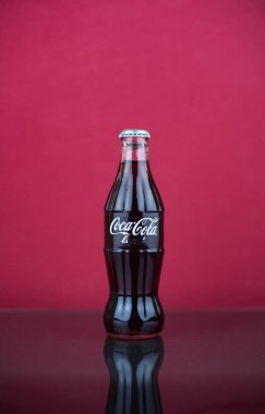 Atlanta, Georgia, Amerika Birleşik Devletleri - 22 Temmuz 2018: cam kontur coca-cola ışık klasik şişe İtalya'dan kırmızı zemin üzerine