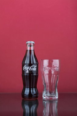 Atlanta, Georgia, Amerika Birleşik Devletleri - 22 Temmuz 2018: coca-cola ışık kontur şişe kimden Birleşik Krallık cam kırmızı zemin üzerine