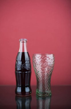 Atlanta, Georgia, Amerika Birleşik Devletleri - 22 Temmuz 2018: coca-cola kontur şişe yansıması ile kırmızı zemin üzerine İngiltere üzerinden kabartma logolu