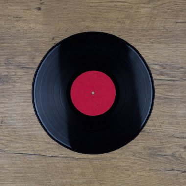 Portre, vinil uzun oynamak kaydı ile ahşap arka plan üzerinde kopya alanı etiketle